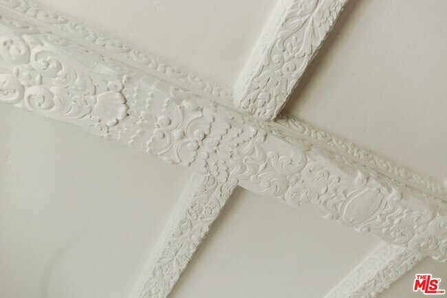 Building Photo - 1302 N Sweetzer Ave