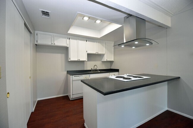 Foto del edificio - 5902-5902 Bourbon Dr