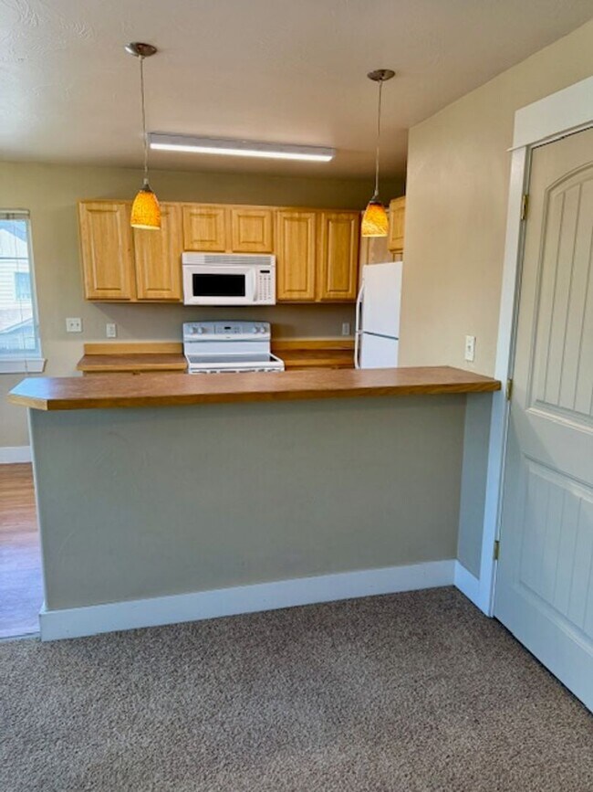 Building Photo - 2 Bedroom 1 Bathroom Apartment  NEW PRICE UPDATE