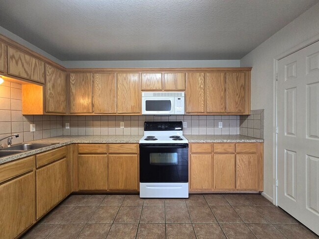 Foto del edificio - RENT SPECIAL - AVAILABLE NOW!