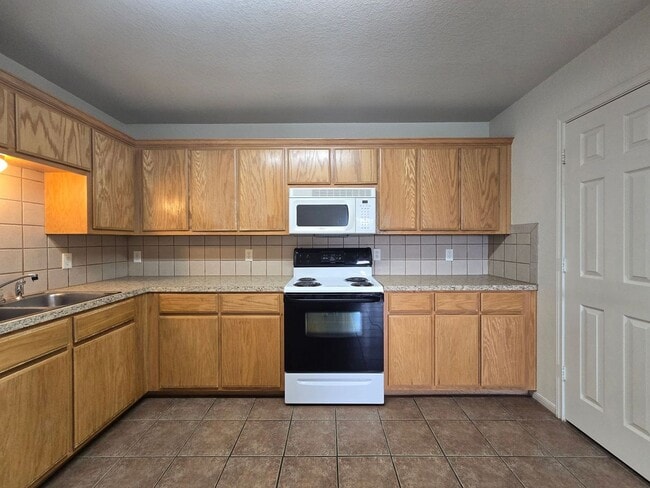 Building Photo - RENT SPECIAL - AVAILABLE NOW!