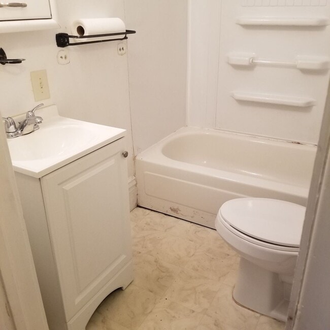 Building Photo - AVAILABLE AUGUST- Beautiful 3 Bed, 1 Bath Home