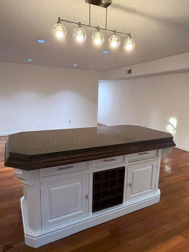 Foto del edificio - 703 Meadow Woods Ln