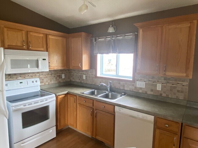 Building Photo - Very Cute and Cozy 3 Bedroom