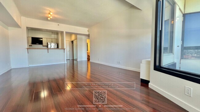 Foto del edificio - Stunning Large 1 Bedroom Exquisite Wood Fl...