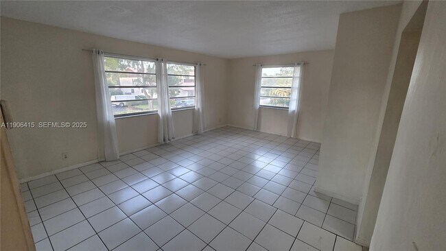 Foto del edificio - 8704 NW 35th St