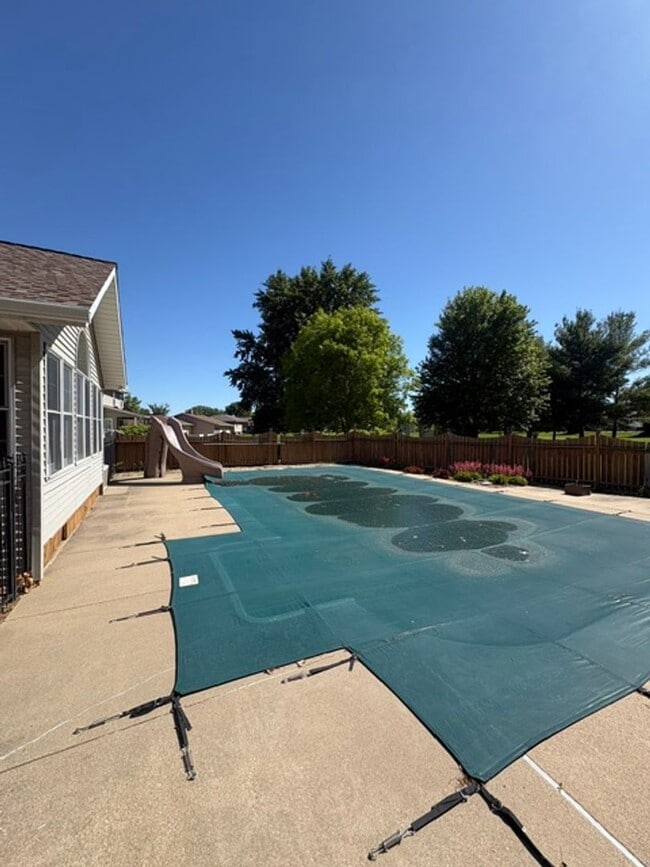 Building Photo - Single Family Home in Germantown Hills with Pool 3 BR / 4BA