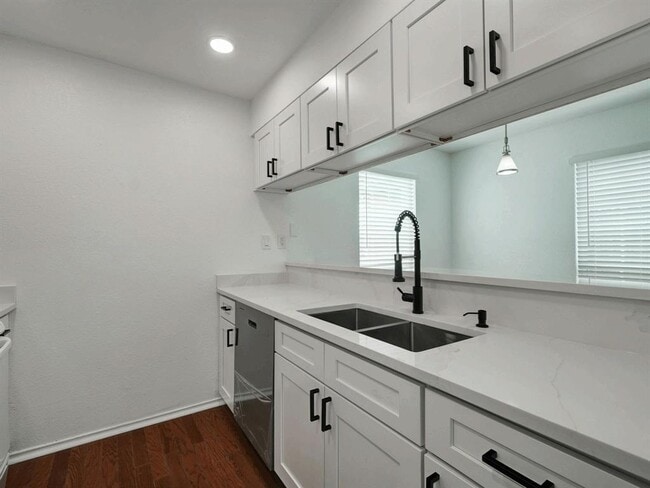 Building Photo - 913 Sirocco Dr