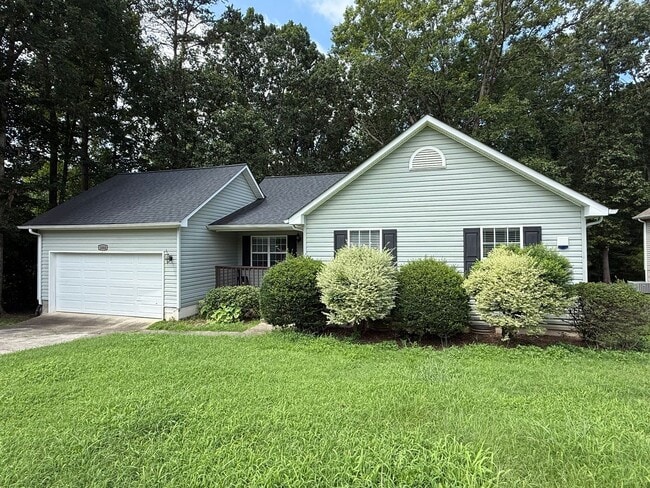 Building Photo - Spacious 3 Bedroom, 2 Bath Home with Garag...