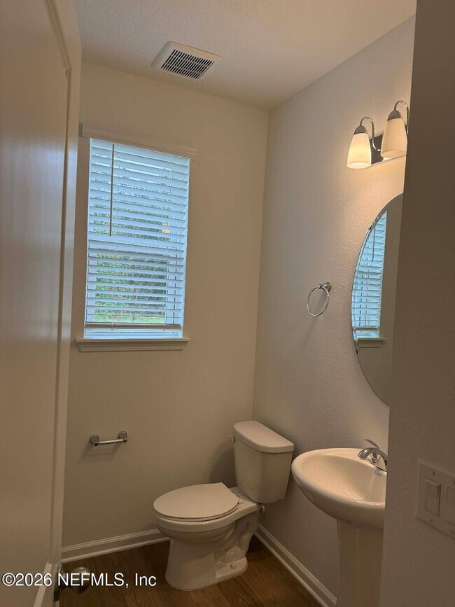 Foto del edificio - 403 Woods Ln