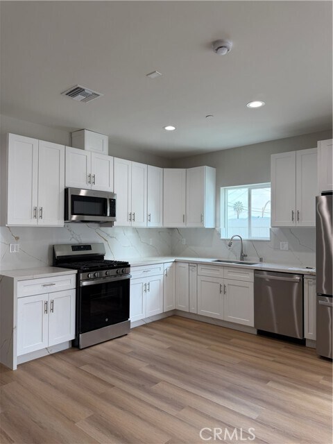 Foto del edificio - 7330 Riverton Ave