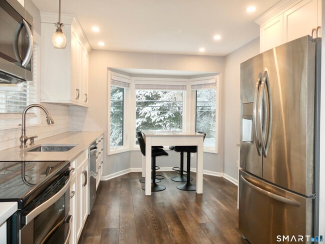 Building Photo - 8 Oakwood Ave