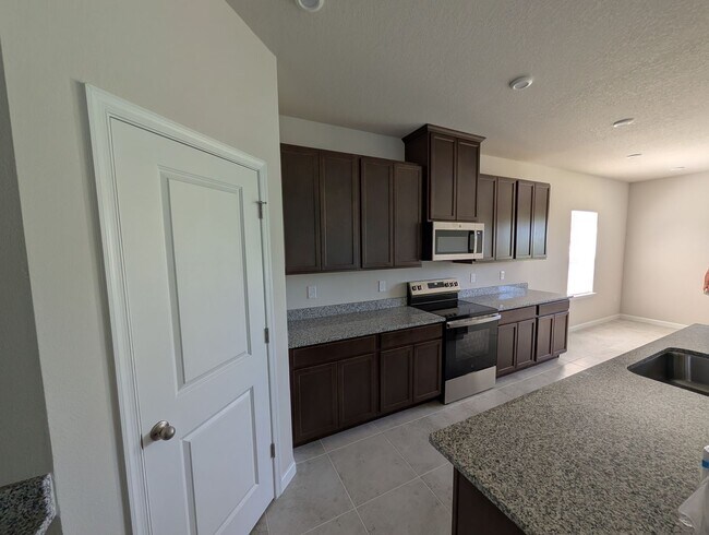 Building Photo - New Build, Large Feel 4 bedrooms 3 bath wi...