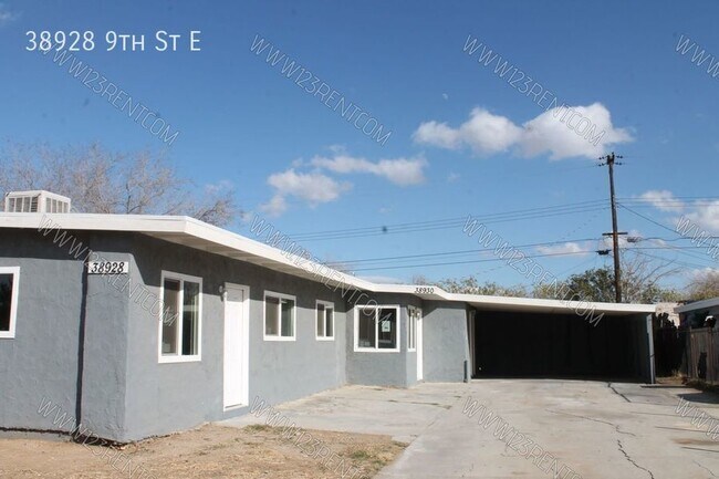 Building Photo - 3BD/1BTH FIRSTFLOOR APARTMENT/DUPLEX EAST ...