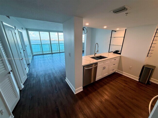 Building Photo - 1800 N Bayshore Dr