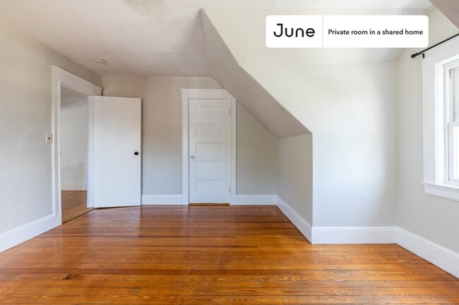 Foto del edificio - Room in Shared 9 bed/2 bath home