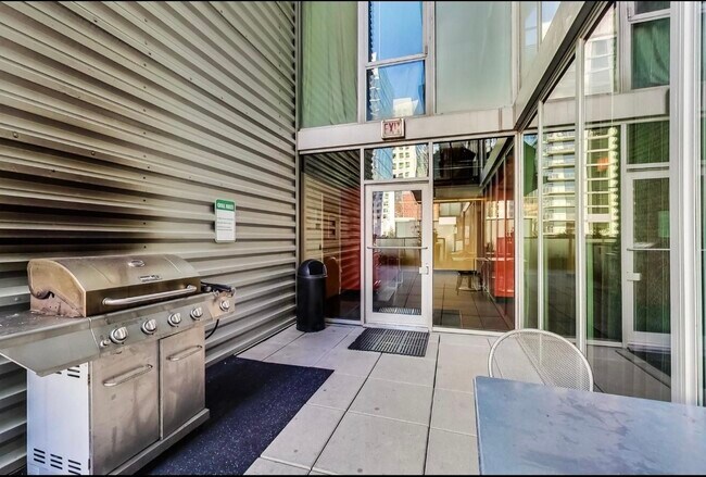 Building Photo - 659 W Randolph St