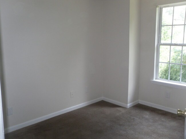Foto del edificio - RECENTLY RENOVATED! HARDWOOD FLOORS!