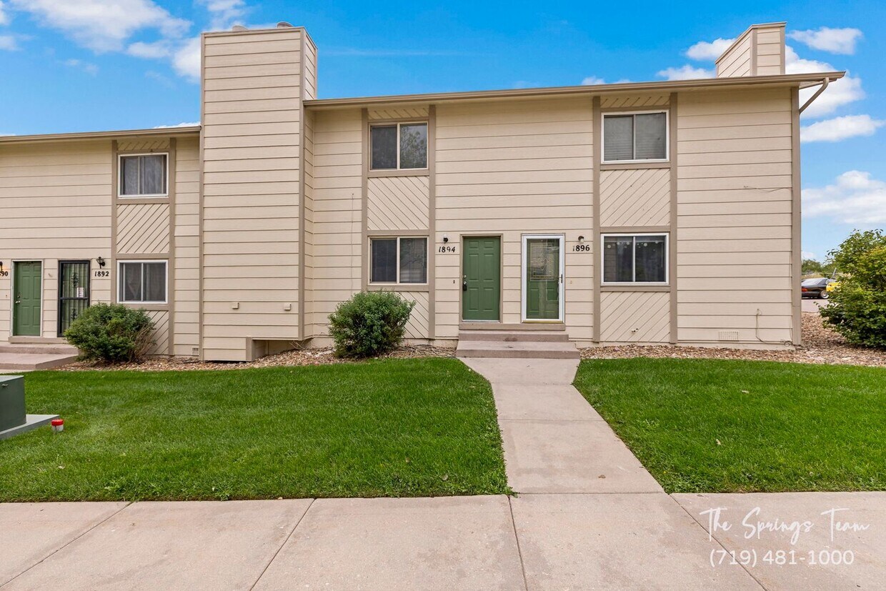 Foto principal - CHARMING 3BD/1.5BA TOWNHOME - NEW CARPET!