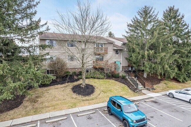 Foto del edificio - Welcome to your new condo in Walden Woods, located within the sought-after West Allegheny School ...