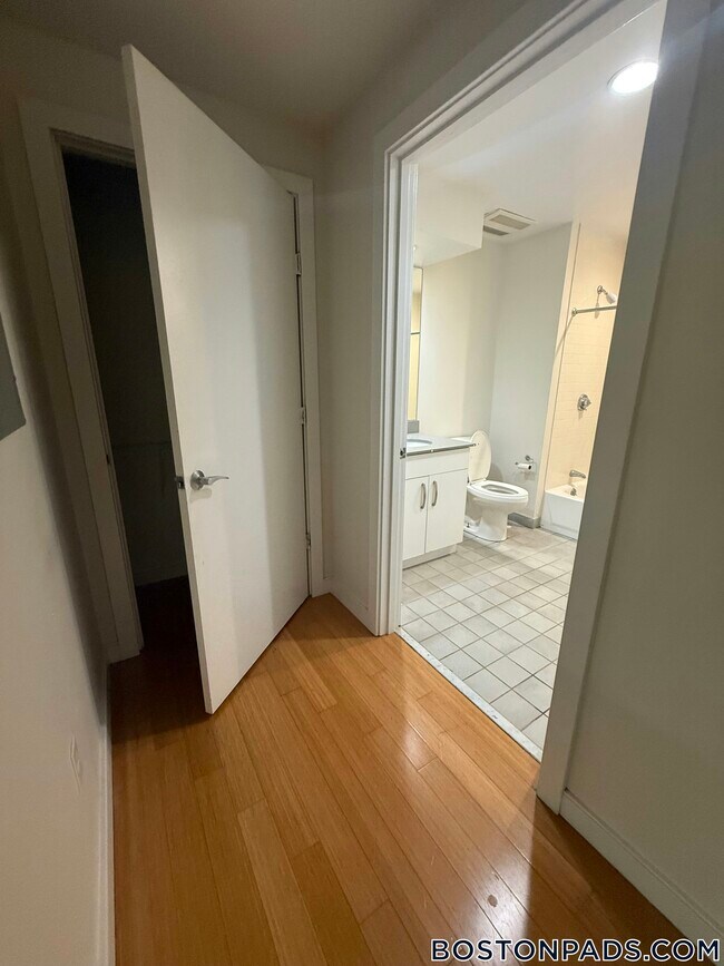 Building Photo - 601 Albany St