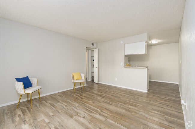 2 habitaciones, 1 baño - 890 pies cuadrados - Sala de estar - Rock Island Apartments
