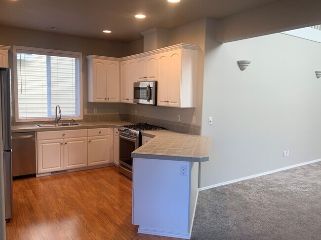 Building Photo - Gorgeous Grand Oaks Home across from the P...