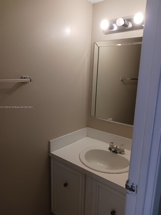 Foto del edificio - 18101 NW 68th Ave