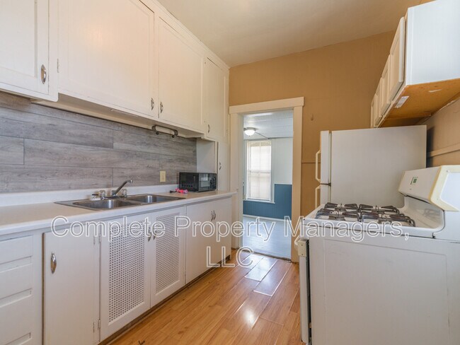 Foto del edificio - 325 E Washington St