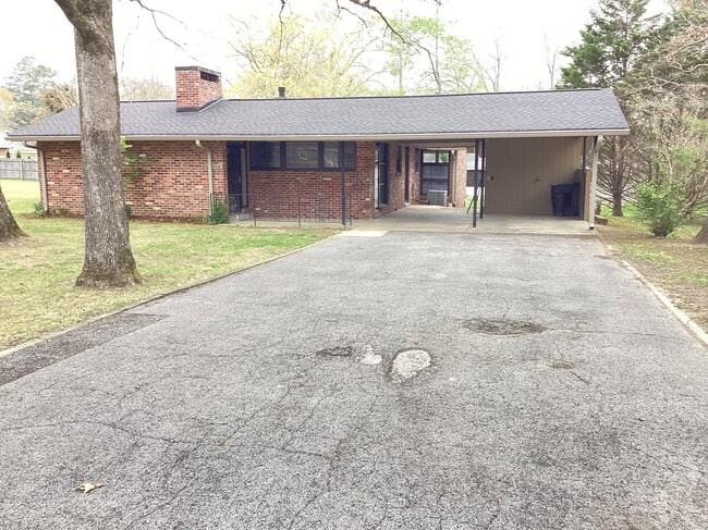 Building Photo - 404 Edgewood Dr