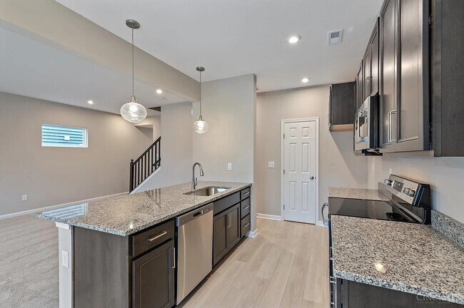 Foto del edificio - Trendy Newer-Build 3BR Craftsman with Loft, Patio & Attached Garage in Cincinnati