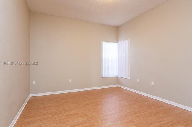Foto del edificio - 20540 NW 7th St