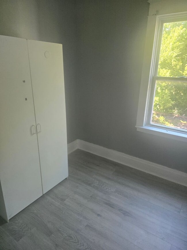 Building Photo - Three Bed 1 Bath Apartment for Rent!