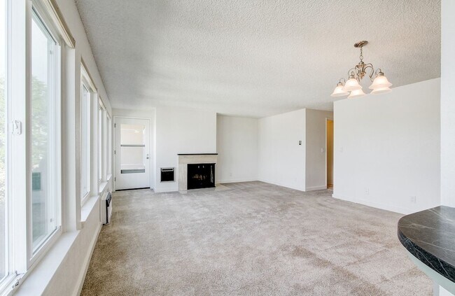Building Photo - Queen Anne View Condo!!!