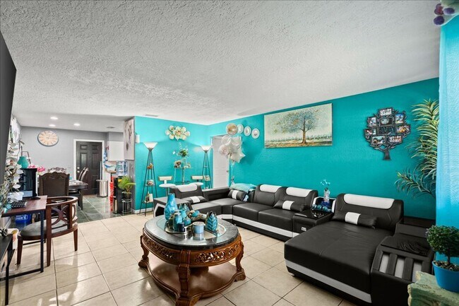 Foto del edificio - Charming Updated 3-Bedroom Home — Prime Daytona Location!