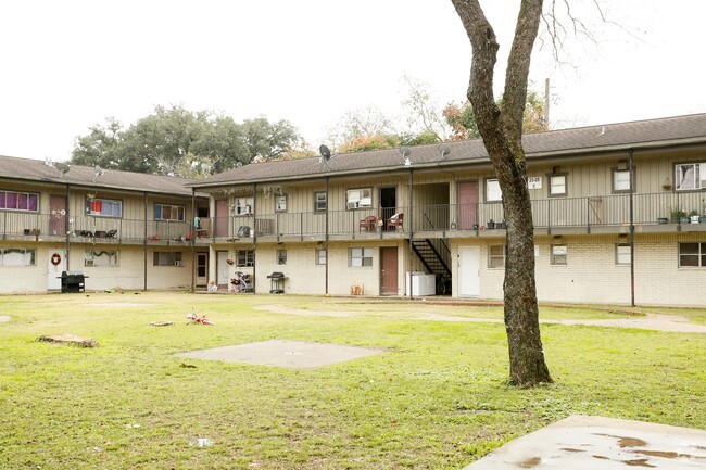 Building Photo - Oak Acres Apartments