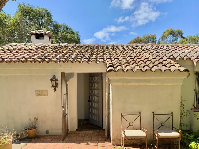 Entrada - 17 Encina Dr