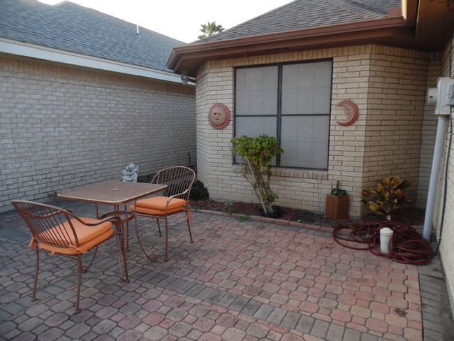 Building Photo - 2602 Ashley Dr