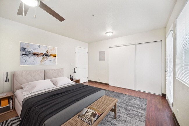 Interior Photo - Peach Street