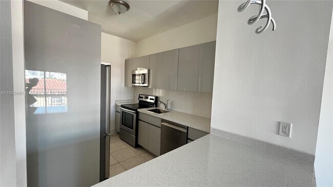 Foto del edificio - 695 SW 11th St