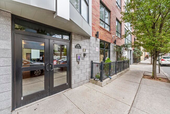 Building Photo - 636 5th St