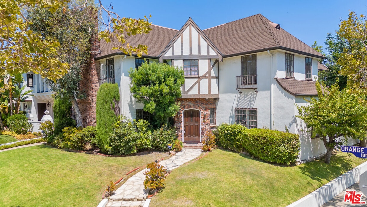Foto principal - 180 S Orange Dr
