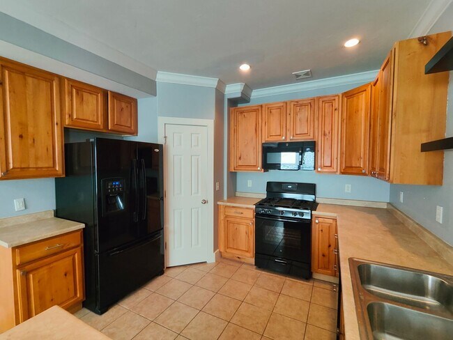 Building Photo - Spacious 5 bed, 4 bath home!