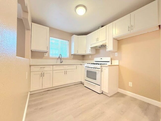 Building Photo - 1385 E Vernon Ave