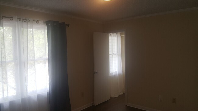 Foto del edificio - Nicely renovated 2 bedroom town home in th...