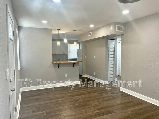 Building Photo - 1376 Prince St