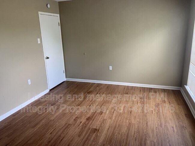 Building Photo - 403 Fox Run Ave