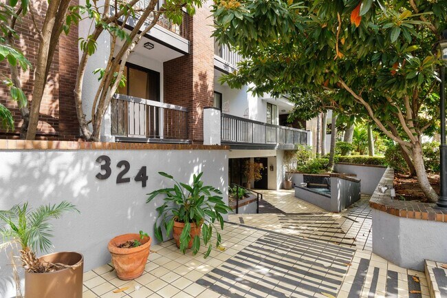 Foto del edificio - 324 N Palm Dr