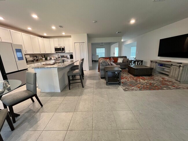 Building Photo - 1425 SW Vicuna Ln