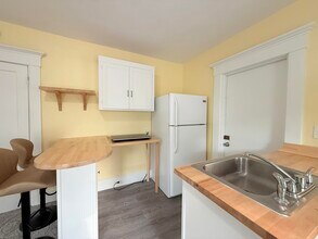 Building Photo - 10 Spruce Ave